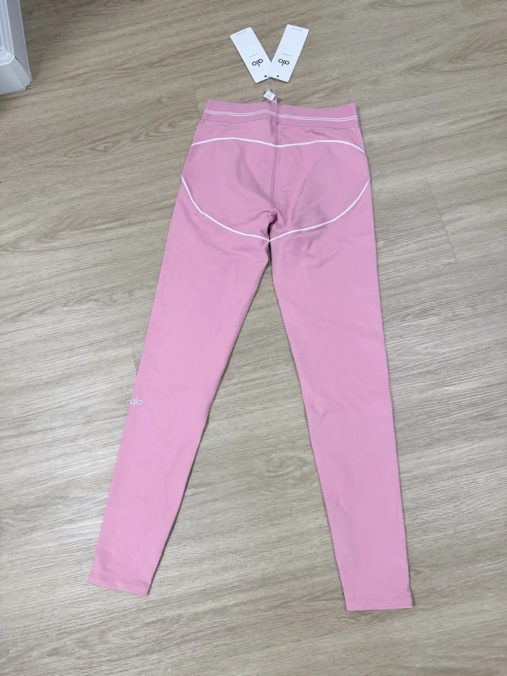 ALO Yoga heart throb leggings - Picture 3 of 3